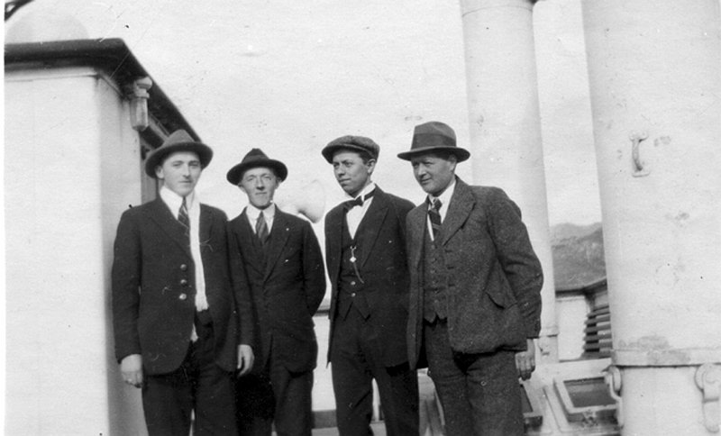 Kjolsdolinger.jpg - Martin Leite , Per Kvien, Rasmus Lunde og Per Leite. Per Kvien, Martin Olsen Leite og Peder K. Leite dro sammen til Canada 14. april 1924.