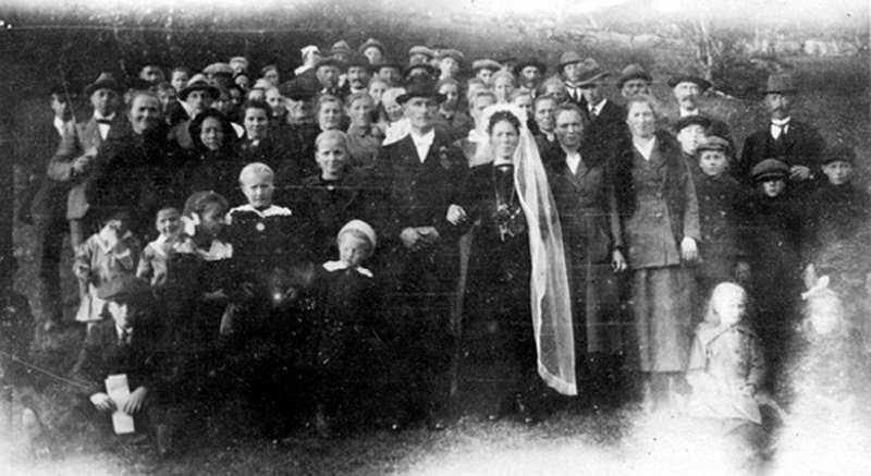 mo004.jpg - Fra bryllupet til Peder Gilleshammer og Karoline f. Hatlegjerde rundt 1924 i Kjlsdalen.