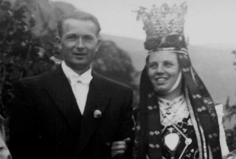 mo008.jpg - Bryllup Odd og Frida Wiehe rundt 1949 i Mly. Frida ble gift med Midthjellkruna som brudestas.
