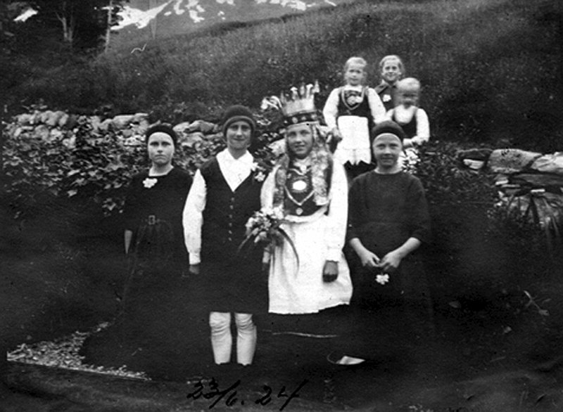 mo016.jpg - Jonsok 1923 Jonsokbrur/Midsummer 1923 Midsummer bride