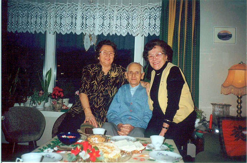 mo020.jpg - sta Brekke, Emil Gilleshammer og Solveig Brobakke rundt 1995