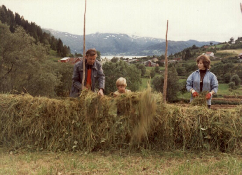 mo023.jpg - Hyonna 1981. Fra venstre   Bjrn Brthen, min snn Fredrik Kvien og min sster Sgni.