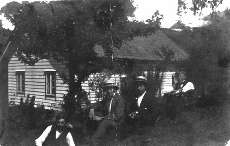 mo026.jpg - Ole Kvien, Ukjent, Jrgen Berstad, Rasmus Lunde, Ukjent. Bildet tatt i Kviene rundt 1920.