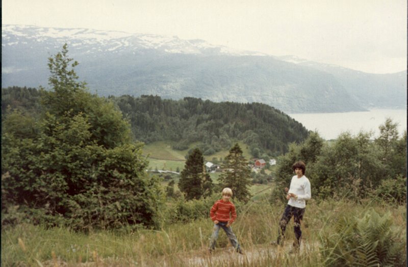 mo030.jpg - Utsikt fra Horn i Kjlsdalen - Kvie-garden i bakgrunnen  -   My son and wife 1981: View from Horn with Kvien farm in the background