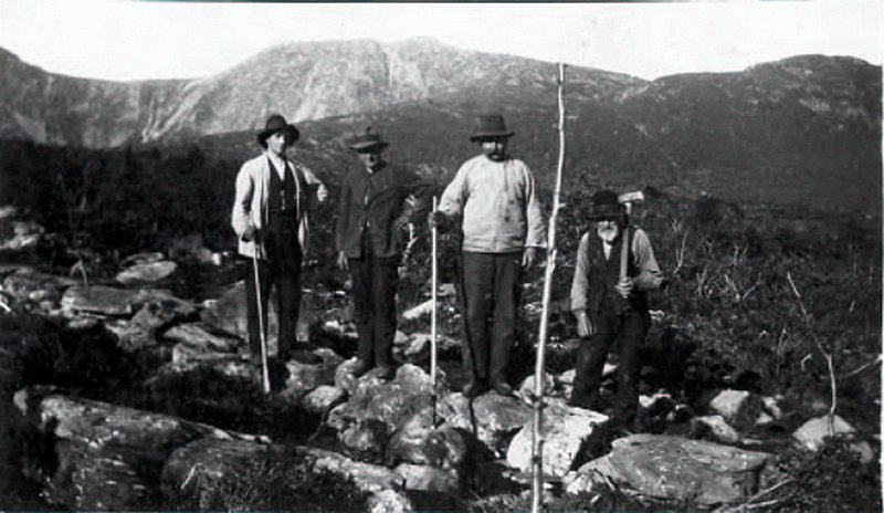 mo039.jpg - Arbeid p seterveien en gang i 1930-rene. Fra venstre: Ole Kvien, Per Leite, Ola Leite (Abel-Ola), og "Gamle" Kristen Leite.