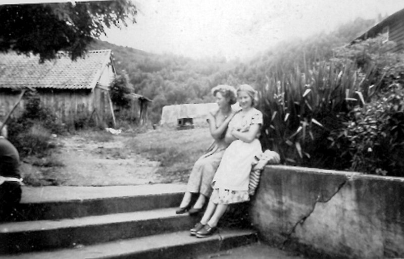 mo042.jpg - Gyda og Sgni Kvien rundt 1953