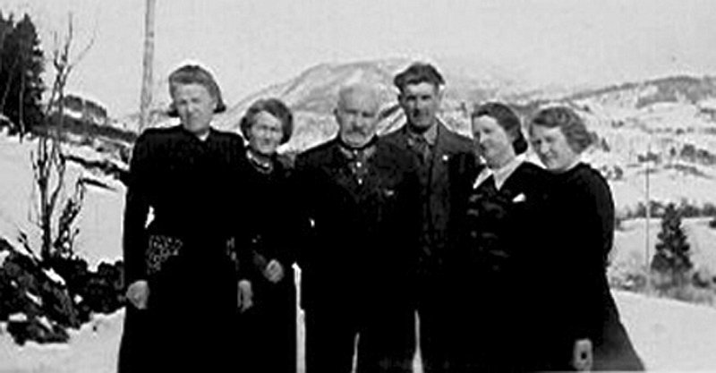 mo049.jpg - "Sko-Per" med son og fire dtre. Fr venstre (L/R): Karoline (Tante Kalla) (nr 1), Rasmine (Mina) (nr 3),  Peder Mathias Johnsen (smbrukar, skomakar, handelsmann, tannsmed mm),  John (nr. 5), Aslaug (nr. 4) og Johanne (nr. 2). Bildet er tatt p Pers 80-rs dag i 1945   (Utlnt av Per Rolf Johnsen) 