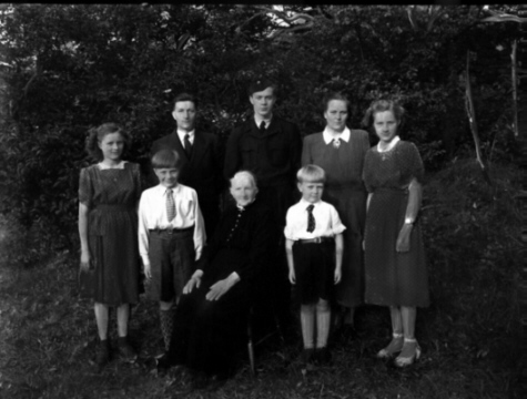 01a.jpg - Kvien.familien 1950: Foran fra venstre: Rasmus, Sgni Kvien d.e., Tor  Bak fra venstre: Gyda, Ole, Kristian, Lidveig og Sgni.