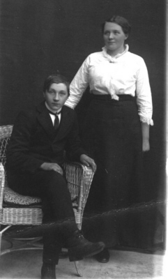 04b.jpg - Ole Kvien og ssteren Anna ca. 1916
