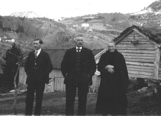 bebespa.jpg - Tunet p Kvien i 1920-rene - Fra venstre: Ole Rasmus Andreas Kvien,  Kristian  Kvien,  og Sygni Kvien, f. Midthjell.