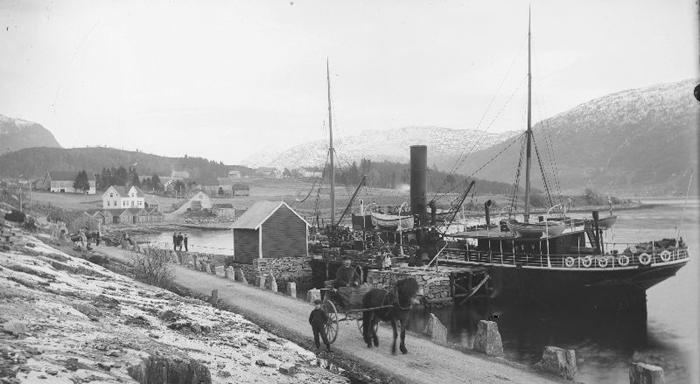 Nordfjord1.jpg - DS Nordfjord I ved kai p Naustdal - SS Nordfjord I at Naustdal, Nordfjord about 1900.