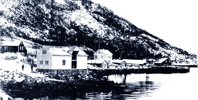 a01_kjols2.jpg - Fra Kjlsdalen 1900 - Bildet viser handelsforeningen i forgrunnen - Picture shows the grocery store from 1900.