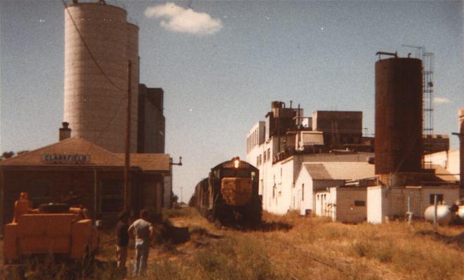 clarkfield.jpg - Clarkfield. Fall 1983 last train of CNW. BNSF runs it now. White building is the  dairy.  Fr byen ble bygget slo Jrgen Sindre seg til i dette omrdet.