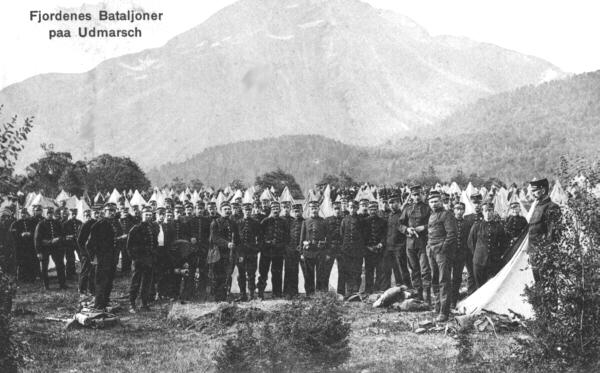 fjorkp.jpg - Fjordenes bataljoner p utmarsj p slutten av 1800-tallet.