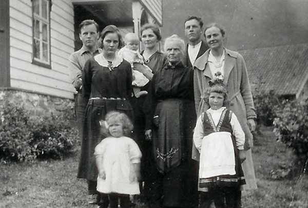 LarsSindreDaap1922.jpg - Group picture at Sndre 1922.  L/R: Paul Dagfinn (1887-1976) , Lidveig (1902-1986), the baby Lars (1922-2003), Johanne, nee Lefdal, (1894-1978),  Gyda, nee Støve (1858-1946), Hallvard Sindre (1889-1981), Ragna Gullaksen, nee Sindre (1892-1976).  In front:Kari Sindre (1919-2009 ,married Haugen and Gyda Sindre (1917-2010), married Hammer. (Photogrpher: Anton Gullaksen).