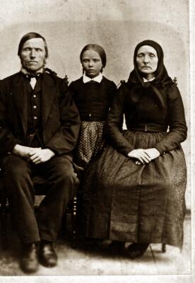 347b.jpg - Gyda Stve in the middle as a child together with her foster-parents - her mothers sister Rakel Langve nee Moldrheim and her husband.  Picture must be from about 1880-83.