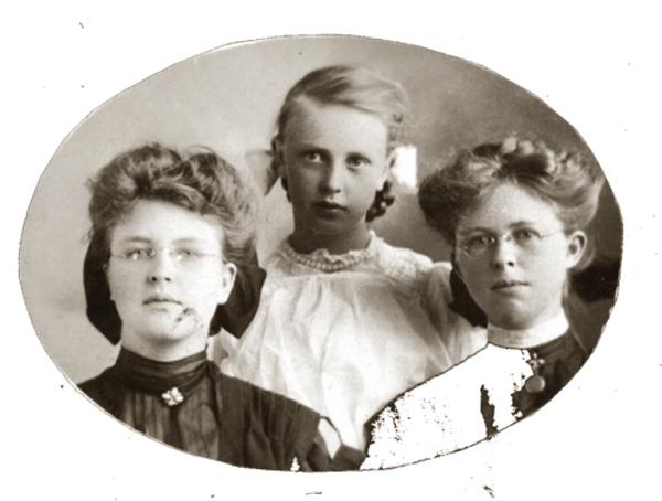 3STOVE.jpg - Daughters of Rasmus D. Stove: Marie R. Stove, Doris or Dorah R. Stove, and Regina R. Stove
