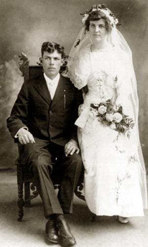 Hj&EllenFjellestad.jpg - Wedding: Hjalmer Hegdahl and Ellen, nee Fjellestad June 3, 1915