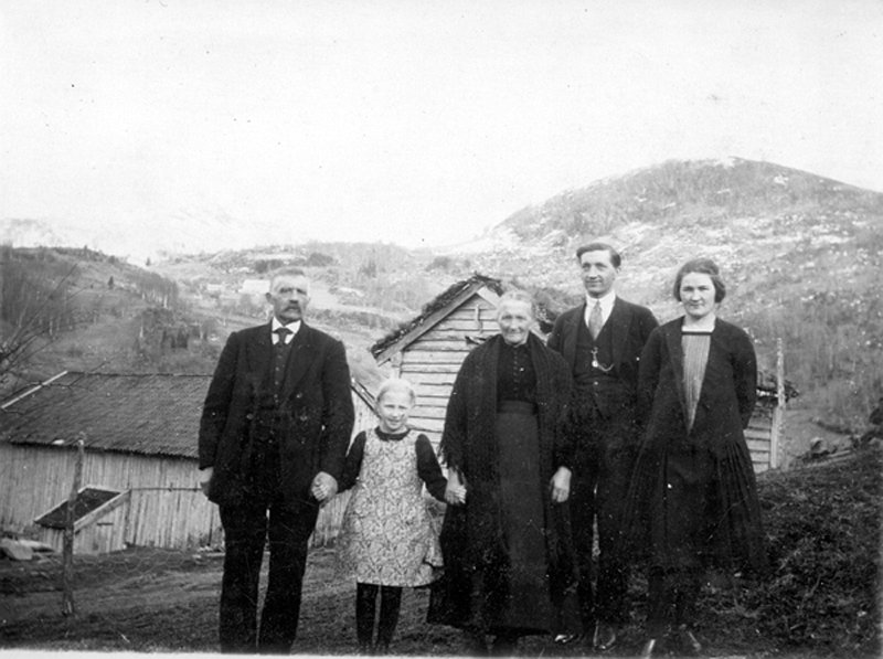 mo012.jpg - Fv.: Kristian Kvien, Marie Rosenlund, Sgni Kvien, Ole Kvien, Gertrud Rosenlund. Ca. 1920