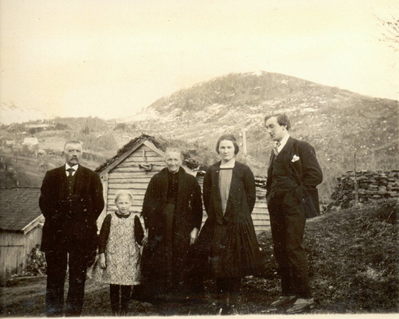 mo013.jpg - Fv.: Kristian Kvien, Marie Rosenlund, Sgni Kvien, Gertrud Rosenlund, Alf Rosenlund. Ca. 1920