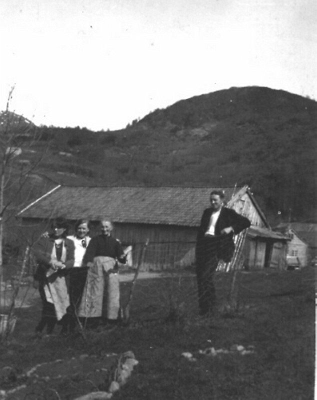 mo022.jpg - Fv.: Lidveig Kvien, Gudrun Kvien, Sgni Kvien og Kristen Kvien rundt 1935.