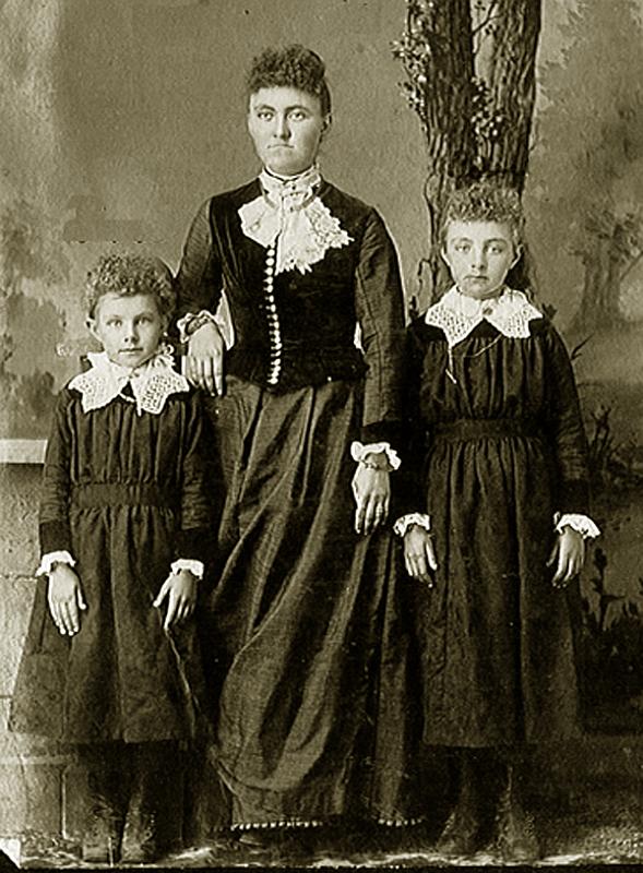 RachelLee.jpg - Rachel Lee, nee Maurset and children Lena and Carrie. (Photo belong to the Maurset Clan, USA)